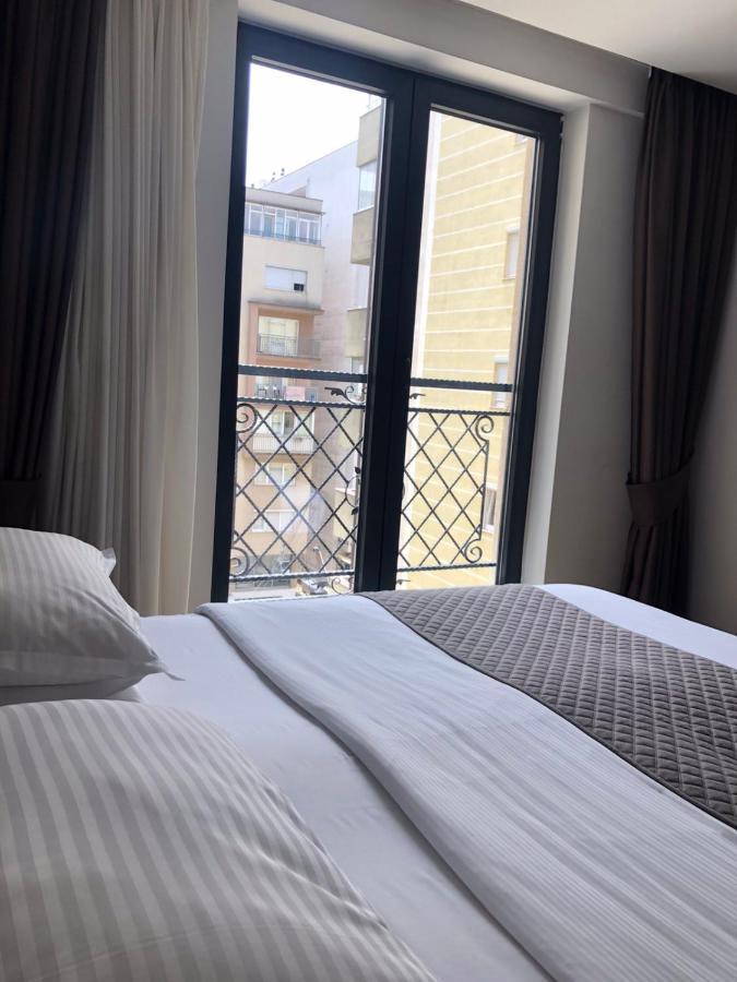 Qama Hotel Pristina Exteriör bild