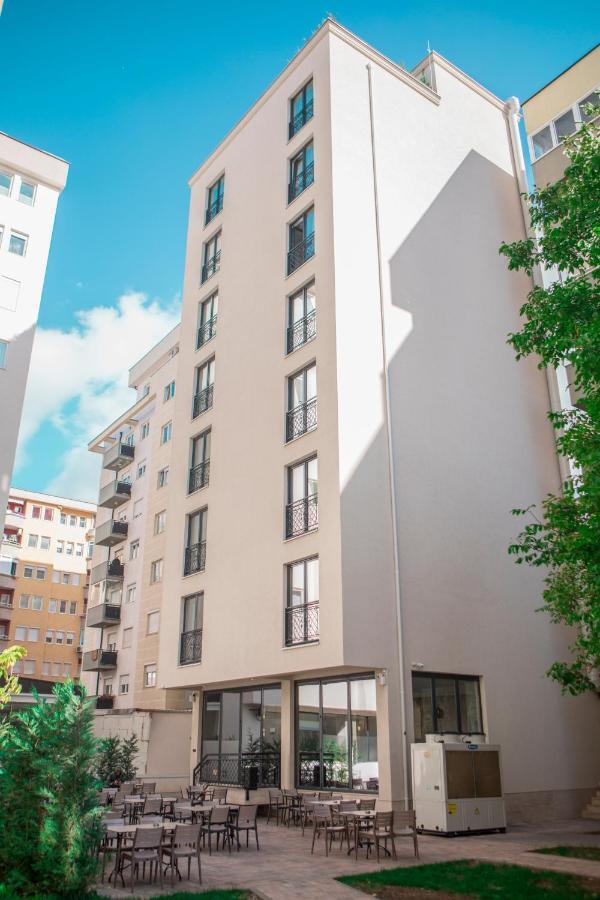 Qama Hotel Pristina Exteriör bild