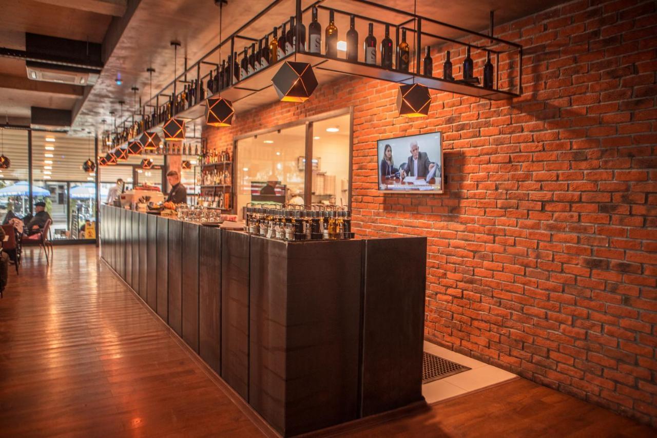 Qama Hotel Pristina Exteriör bild