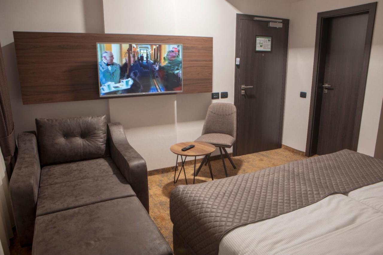 Qama Hotel Pristina Exteriör bild