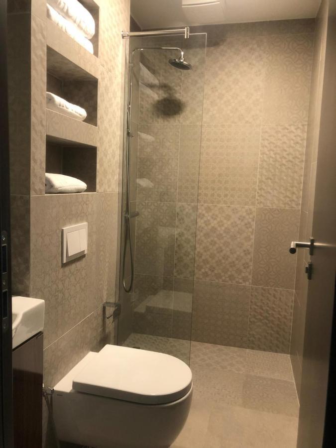 Qama Hotel Pristina Exteriör bild