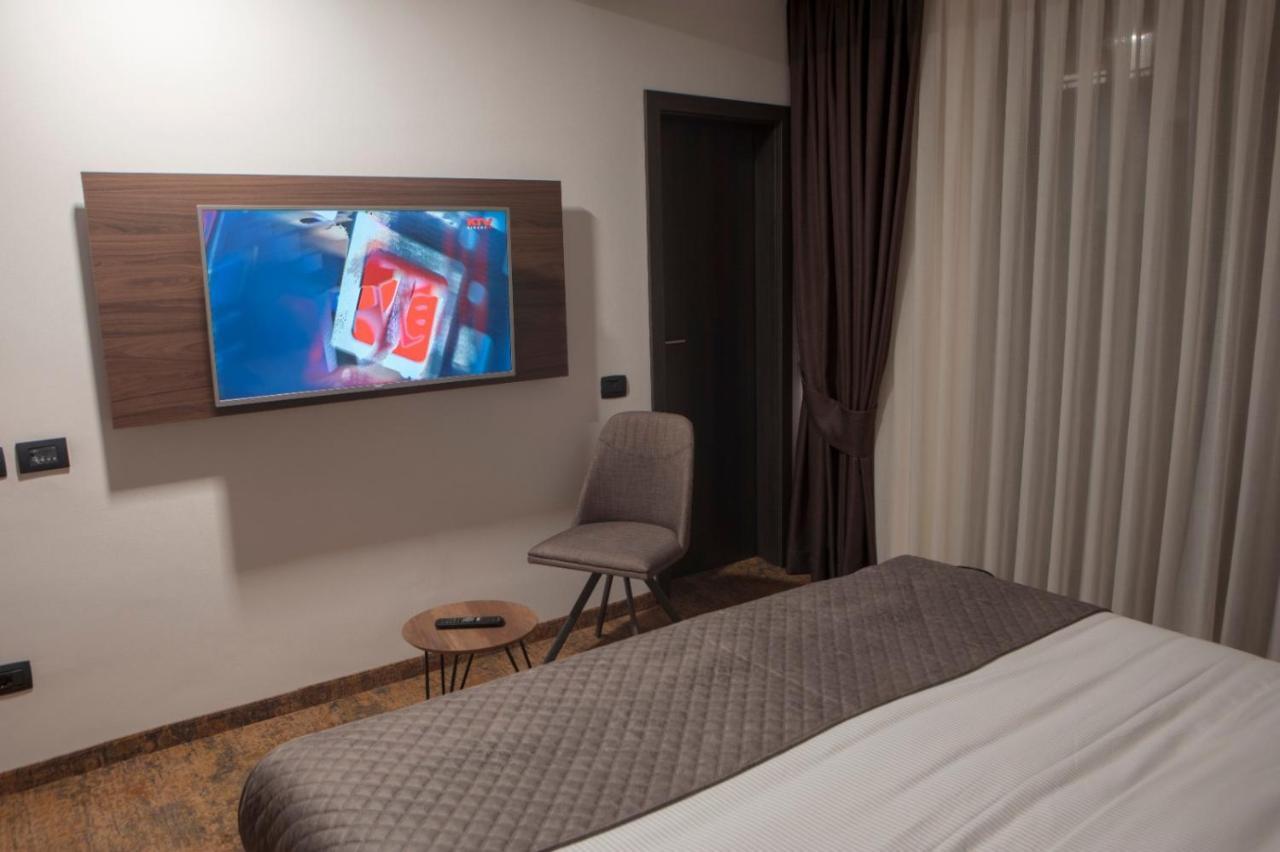 Qama Hotel Pristina Exteriör bild