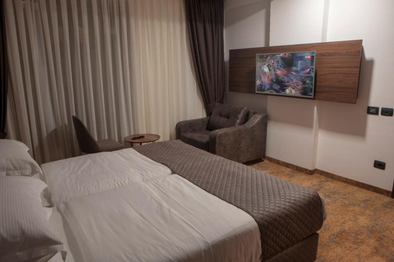 Qama Hotel Pristina Exteriör bild