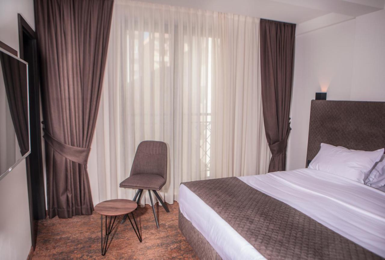 Qama Hotel Pristina Exteriör bild