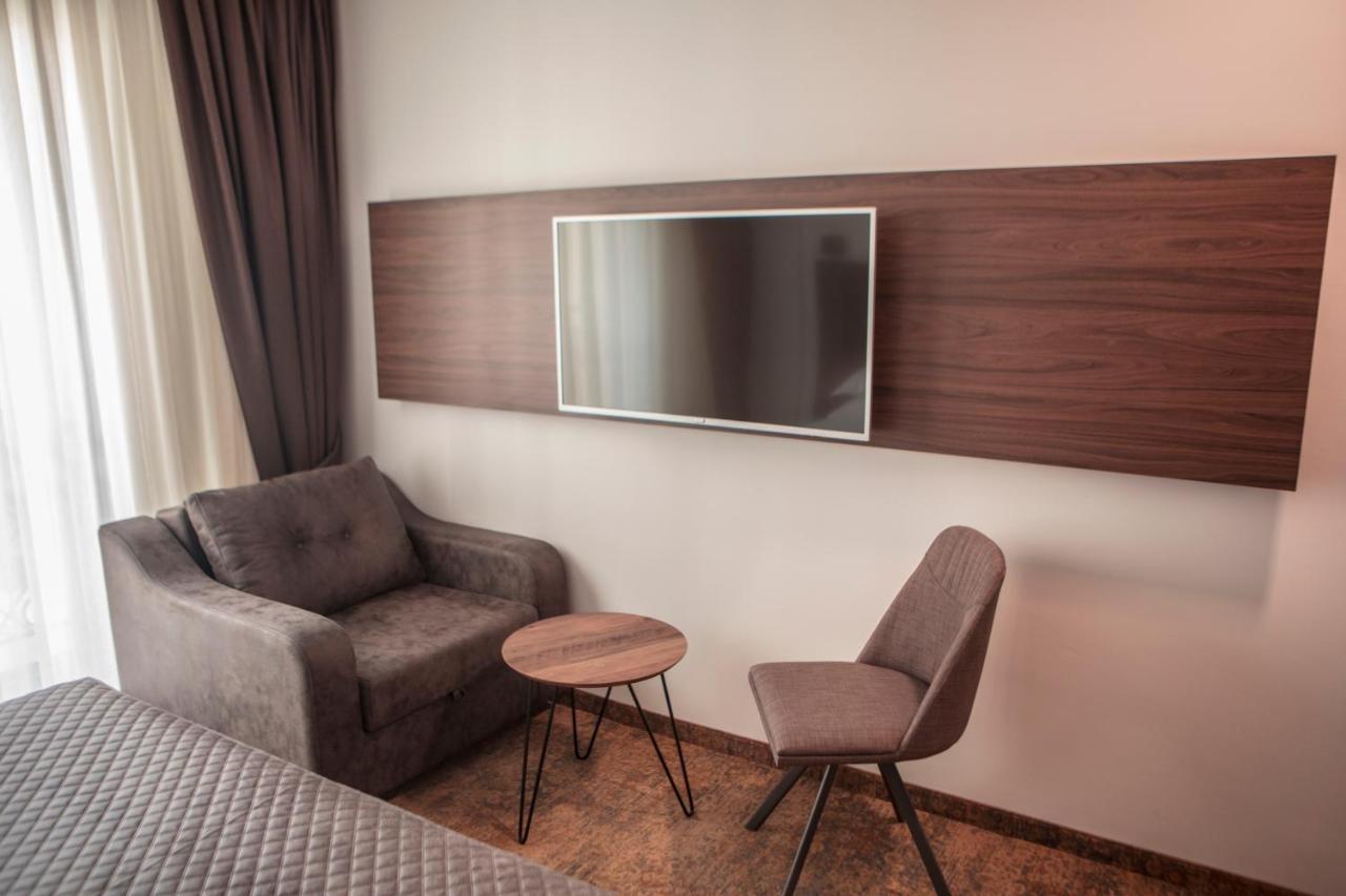 Qama Hotel Pristina Exteriör bild