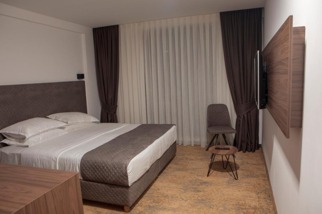 Qama Hotel Pristina Exteriör bild